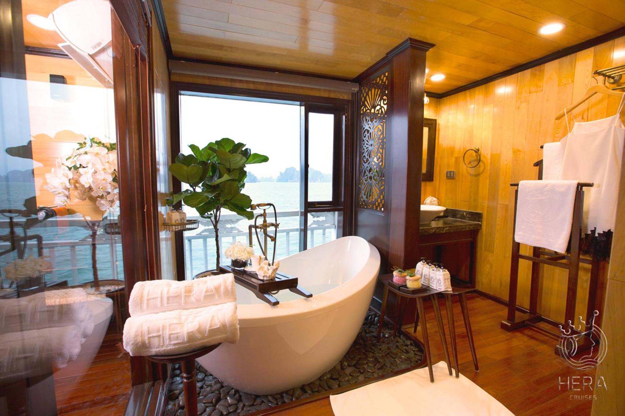 Hera Grand Luxury Cruise Ha Long Exterior photo