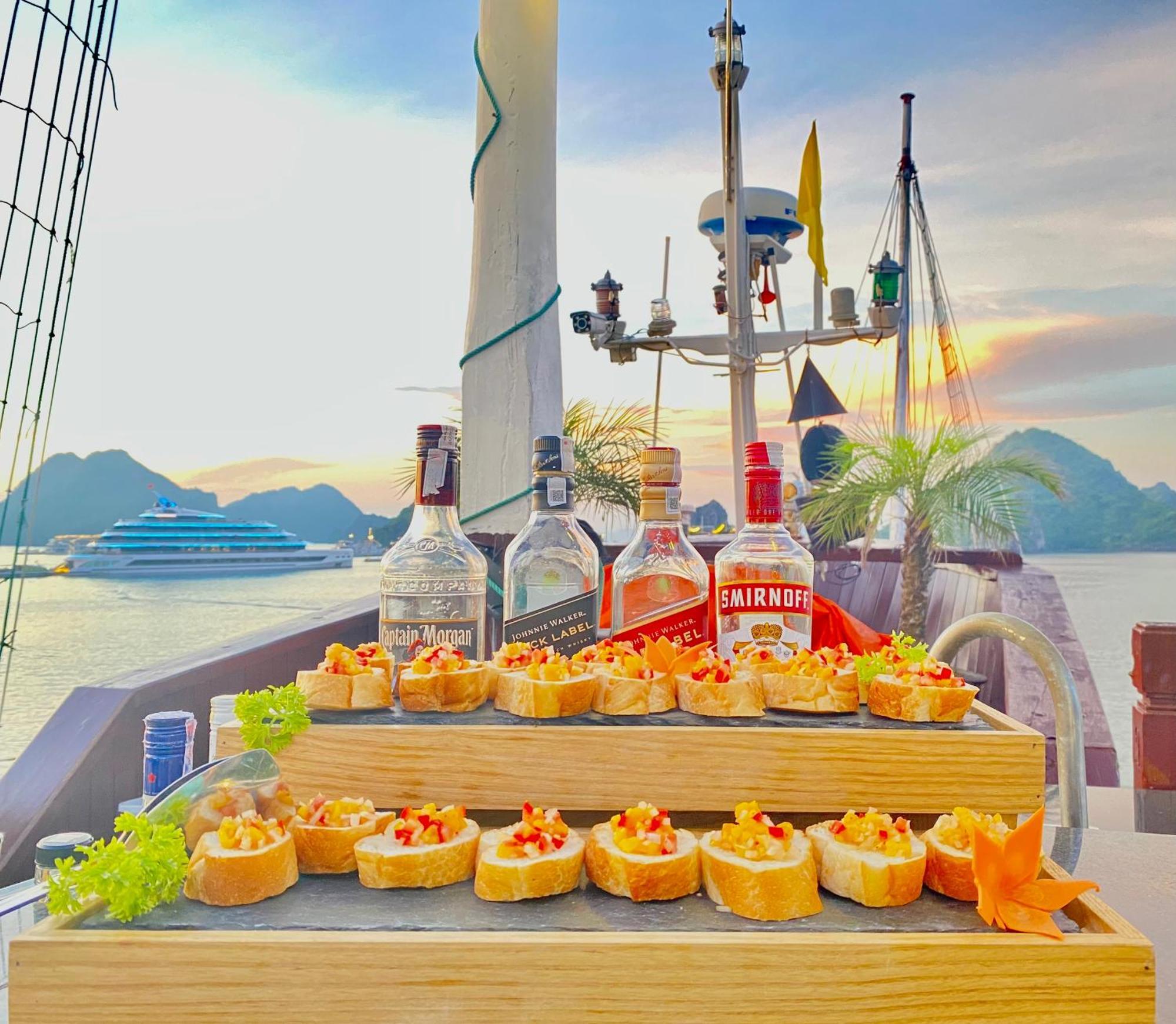 Hera Grand Luxury Cruise Ha Long Exterior photo