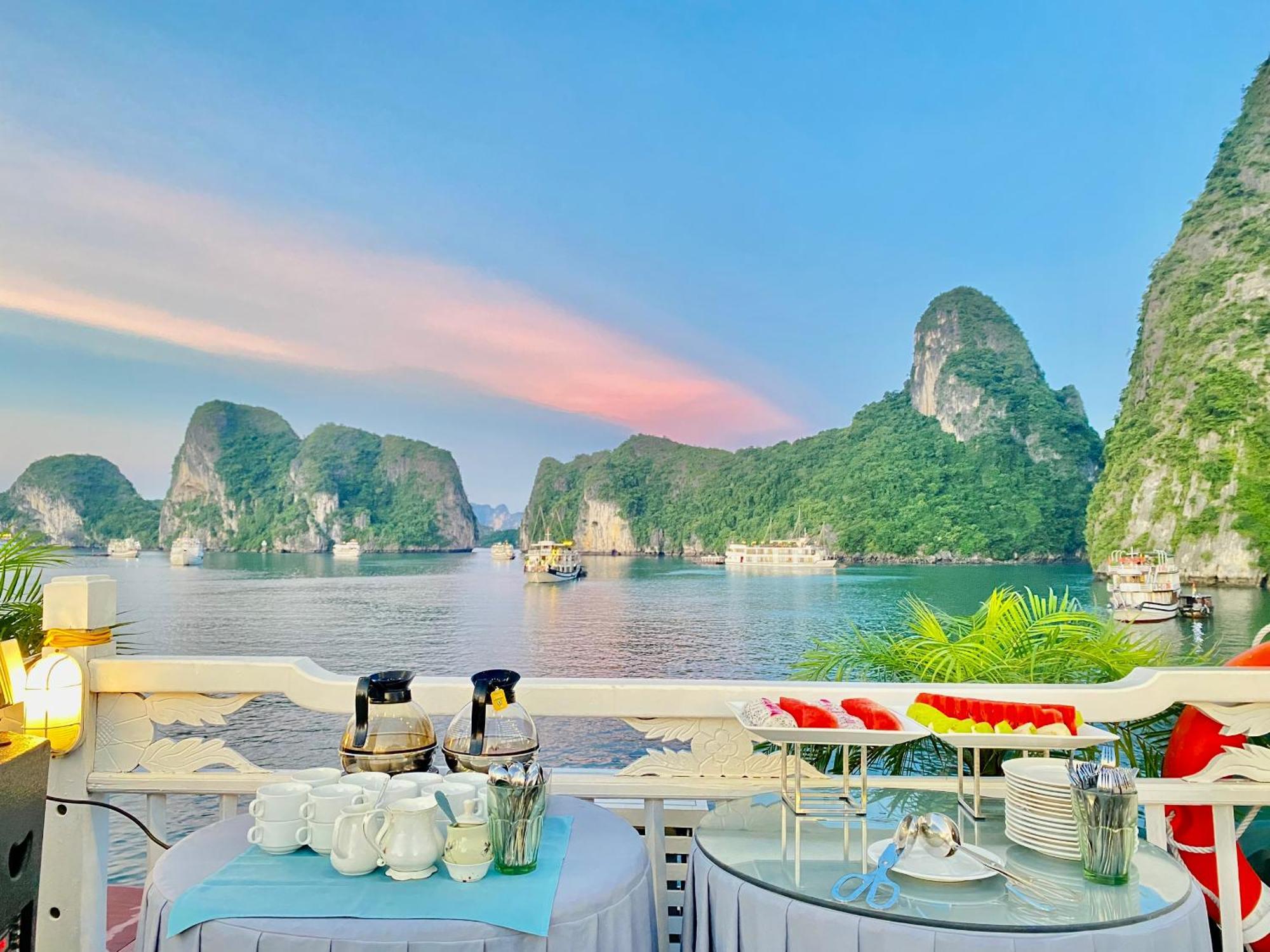 Hera Grand Luxury Cruise Ha Long Exterior photo