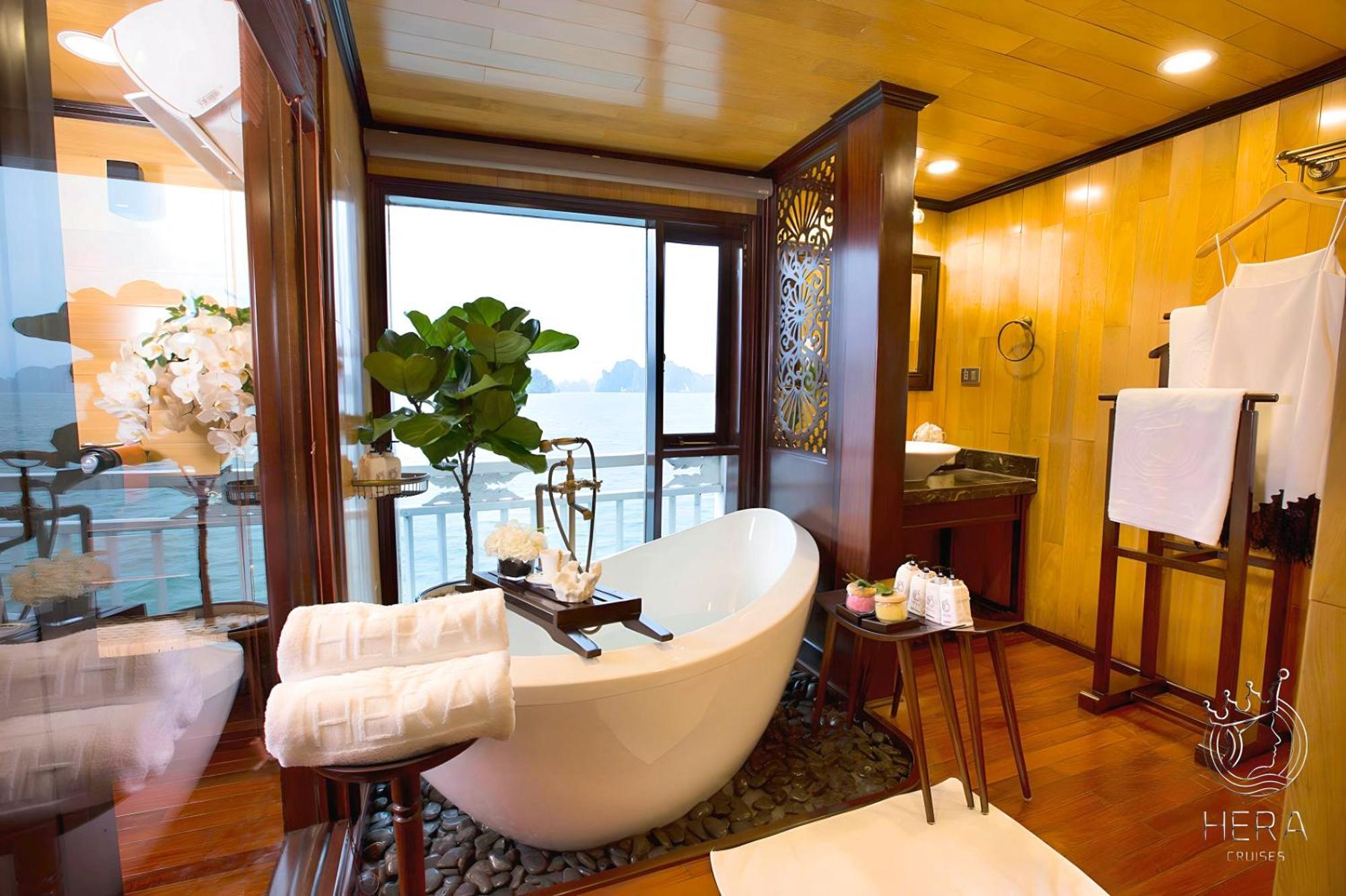 Hera Grand Luxury Cruise Ha Long Exterior photo